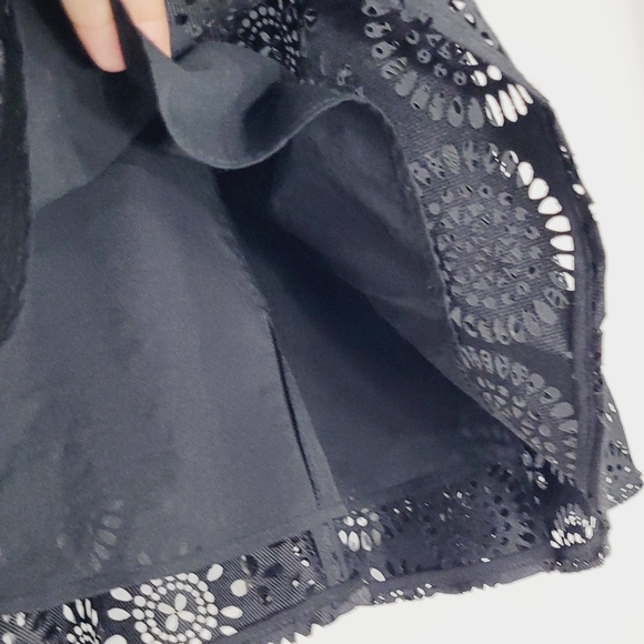 C'est Moi Black Cut Out Floral Lace Zipper Back Lined A-Line Mini Skirt Size L - Picture 4 of 10
